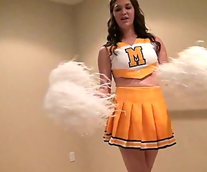 Mofos -hot cheerleader holly näyttää henkensä
