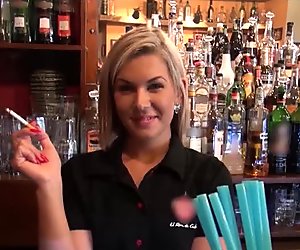 Прелепа плава барменка наговорила да има секс на послу