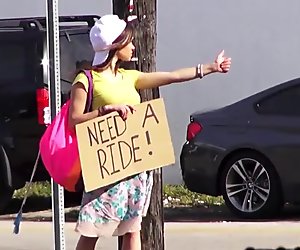 Remaja hitchhiker fucks huge batang aktiviti luar pov