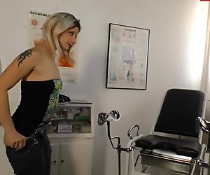 Letsdoeit - excitada alemãs loiras enganadas no sexo no ginecologista