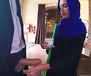 Wanita Muslim penis apa pun untuk membantu orang miskin