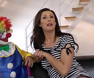 Sperma rütteln britische Milf-Narren mit Clown